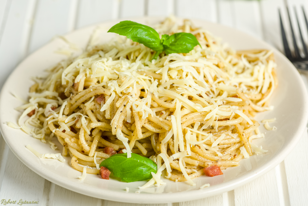 Spaghetti cacio e pepe czyli makaron z serem i pieprzem